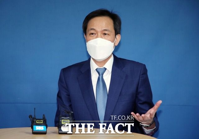 두 후보는 야당의 K방역 성과 흠집 내기에는 한목소리로 비판하고, 서로의 정책에 대해 분위기를 띄우는 모습도 보였다. 17일 자신의 여의도 선거캠프를 방문한 곽상언 변호사와 인사 후 취재진의 질문을 받고 있는 우상호 민주당 서울시장 예비후보. /남윤호 기자