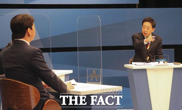 안철수 예비후보는 '10년 동안 어떤 사회변화를 가져왔느냐'란 금태섭 예비후보의 지적에 "금 예비후보도 저도 10년이 되지 않았다"며 초심을 강조했다. /국회사진취재단