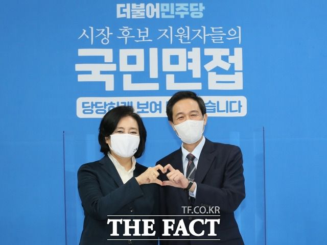 더불어민주당 서울시장 예비후보들이 17일 두 번째 토론에서 격돌했다. 지난 1일 '더불어민주당 시장후보지원자들의 국민면접' 방송촬영에 앞서 기념촬영하고 있는 박영선·우상호(오른쪽) 민주당 서울시장 예비후보. /국회사진취재단