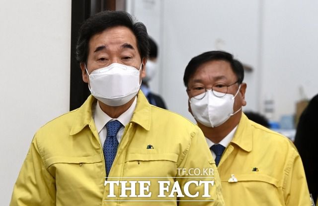 더불어민주당 지도부가 'MB국정원 불법사찰' 의혹에 대해 반드시 진상규명 하겠다며 야당에 맹공을 퍼부었다. 19일 민주당 최고위원회의 참석을 위해 회의실에 들어오는 이낙연 대표(왼쪽)와 김태년 원내대표. /국회=남윤호 기자