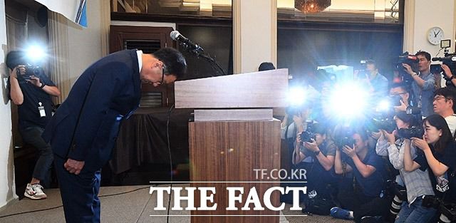 이우석 코오롱생명과학 대표가 지난 2019년 서울 중구 프레스센터 기자회견실에서 열린 '인보사케이주 투약 환자 안전관리 종합 대책안 발표 기자회견'에 참석해 고개숙여 사과하고 있다. / 이동률 기자