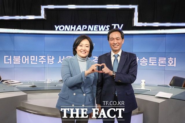 더불어민주당 박영선(왼쪽)·우상호 4·7 서울시장 보궐선거 예비후보가 17일 서울 종로구 연합뉴스TV에서 민주당 서울시장 경선후보 TV토론을 마친 뒤 함께 손하트를 만들며 기념촬영하는 모습. 이날 두 후보는 '주택 공급' 공약을 두고 신경전을 벌였다. /국회사진취재단