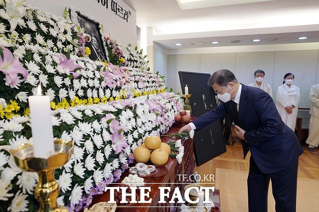 문재인 대통령이 17일 오전 서울 종로구 서울대병원 장례식장에 마련된 고(故) 백기완 통일문제연구소장 빈소를 찾아 헌화하고 있다. 이 자리에서 '비정규직 노동자'들의 시위를 보고 그냥 지나쳐 뒷말이 나왔다. /청와대 제공