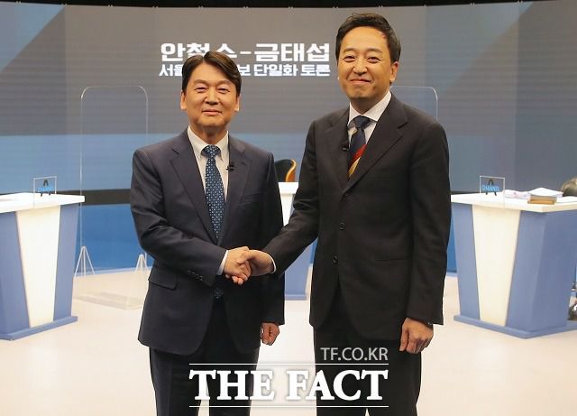 서울시장 재보궐 선거에 출마한 국민의당 안철수(왼쪽) 예비후보와 무소속 금태섭 예비후보가 18일 상암동 채널A 사옥에서 열린 단일화를 위한 토론에 앞서 인사하고 있다. 토론에 약하다는 일각의 지적을 받았던 안 후보의 이날 토론을 두고 엇갈린 평가가 나온다. /국회사진취재단