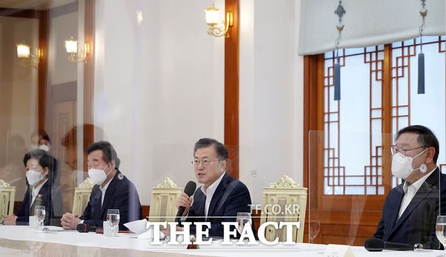 지난 19일 문재인 대통령은 청와대에서 진행한 더불어민주당 지도부 초청 간담회에서 당의 활약을 칭찬하면서 '원팀'을 강조했다. /청와대 제공