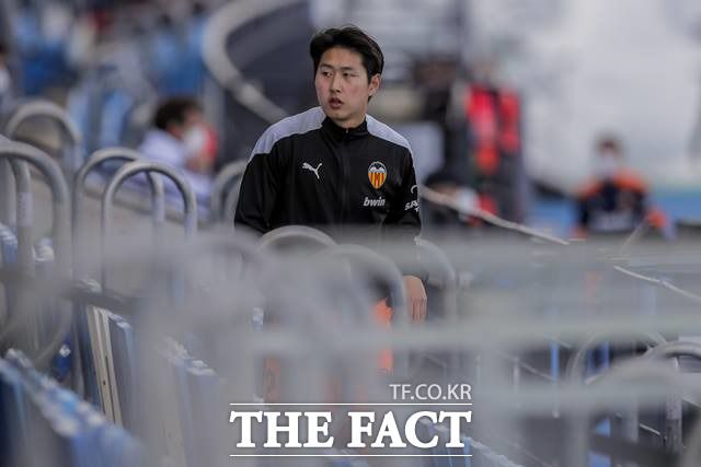 발렌시아 이강인이 21일 라리가 24라운드 셀타 비고전에서 2-0 선제 결승골을 도우며 축구 재능을 뽐냈다. 사진은 경기장에 들어서는 이강인./AP.뉴시스