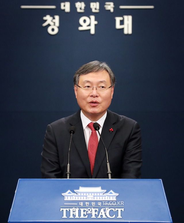 사의 논란이 불거지던 지난 18일 갑자기 휴가를 떠났던 신현수 청와대 정무수석은 나흘 만인 22일 청와대로 돌아와 "문 대통령에게 거취를 임임하고, 직무를 최선을 다해 수행하겠다"는 입장을 밝힌 것으로 알려졌다. 신 수석이 지난해 12월 31일 취임 인사말을 하는 모습. /뉴시스