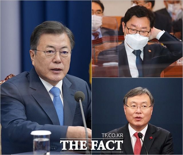 문재인 대통령(왼쪽)이 신현수 청와대 민정수석(아래)과 조율이 안 된 박범계 법무부 장관의 검찰 고위 인사안을 재가한 이후 사의를 표명했던 신 수석이 22일 "문 대통령에게 거취를 일임한다"고 밝혔다. 청와대 측은 "신 수석 사의 논란이 일단락됐다"고 강조하면서도 유임·교체에 대해선 명확한 답을 하지 않았다. /청와대, 남윤호 기자, 뉴시스