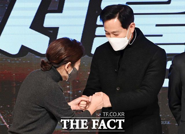 29일 서울 용산구 백범김구기념관에서 열린 서울시장 후보 비전스토리텔링PT에서 나 후보(왼쪽)와 오 후보가 인사를 나누고 있다. /국회사진취재단