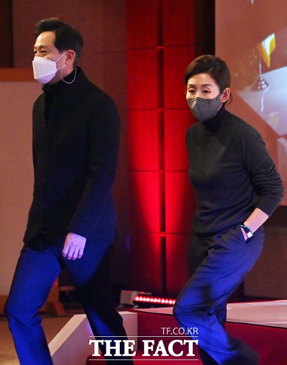 인사는 반갑게... 다시 '어색' /국회사진취재단