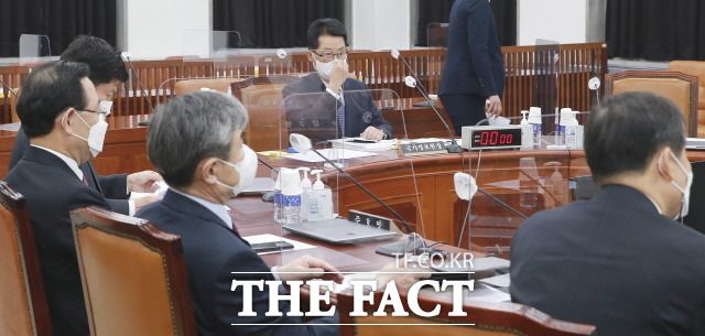 김 원내대표는 오는 24일 의총에서 이명박 정권 불법사찰 진상규명을 위한 대응방안을 모색하겠다고 밝혔다. 22일 국회 정보위 전체회의에 출석한 박지원 국가정보원장. /국회사진취재단