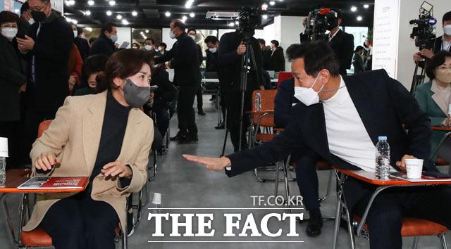 20일 서울 여의도 국민의힘중앙당사에서 열린 '박원순 시정 잃어버린 10년 재도약을 위한 약속' 발표회에서 서울시장 보궐선거 출마를 선언한 나겨원 전 의원(왼쪽)과 오세훈 전 서울시장이 대화하고 있다. /남윤호 기자