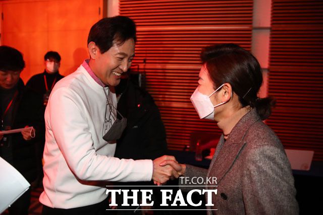 16일 서울 용산구 백범김구기념관 대회의실에서 열린 국민의힘 '서울을 바꾸는힘 제1차 맞수토론'에서 오세훈 예비후보(왼쪽)와 나경원 예비후보가 악수하고 있다. /국회사진취재단