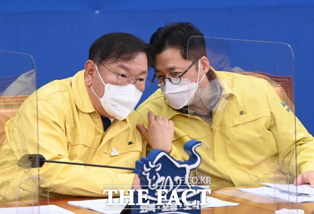 김태년 민주당 원내대표는 문재인 대통령이 백신 1호 접종자가 돼야 한다는 야당 주장에 '한심하다'고 맹비난했다. 23일 당 원내대책회의에서 홍익표 정책위의장과 대화하고 있는 김 원내대표(왼쪽). /국회사진취재단