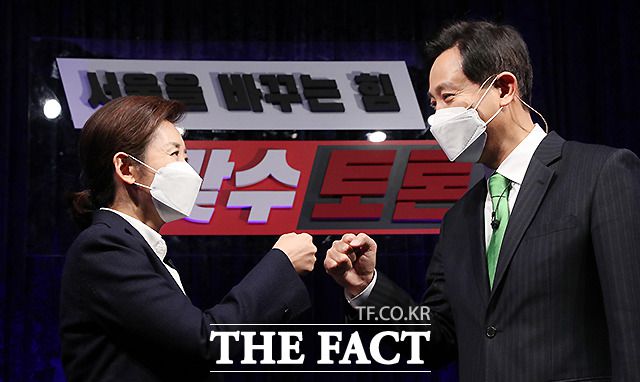 23일 서울 용산구 백범김구기념관 대회의실에서 3차 맞수 토론에 앞서 나경원, 오세훈 후보가 주먹인사를 하고 있다. /국회사진취재단