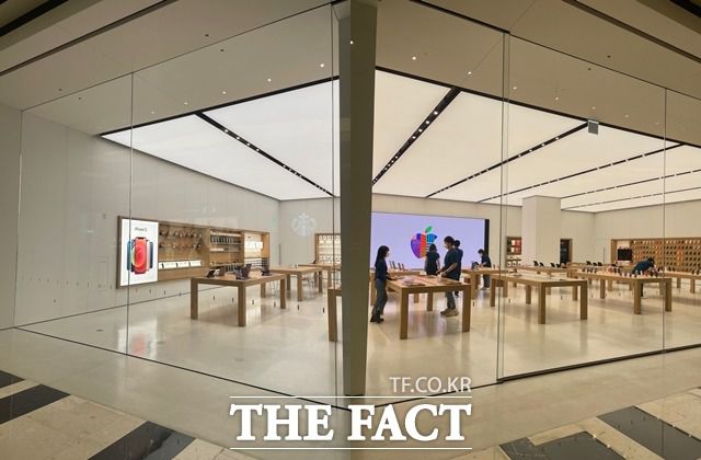 매장은 포럼, 프로덕트존(제품 체험존), 지니어스바, 애비뉴 등 4가지 공간으로 구성된다. /최수진 기자