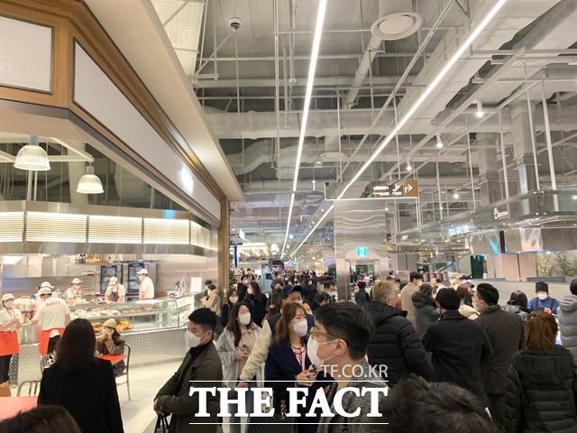 24일 프리오픈한 '더현대 서울'의 지하 1층에 수많은 인파가 몰려있다. /한예주 기자