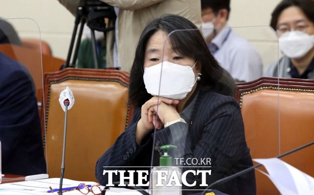 서울서부지법 형사합의11부(문병찬 부장판사)는 사기 혐의 등을 받는 윤미향 의원과 정의연 이사 김 모 씨의 세 번째 공판준비기일을 열었다. /남윤호 기자