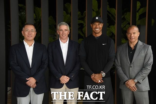 정의선 현대차그룹 회장은 지난 2019년 2월 미국 리비에라 컨트리클럽에서 PGA투어 커미셔너 제이 모나한, 제네시스 오픈 대회 운영을 담당하는 타이거 우즈 재단의 타이거 우즈 등과 만나 제네시스가 타이틀 스폰서로 후원하는 '제네시스 오픈'을 '인비테이셔널' 대회 수준으로 격상하는 내용의 협약식을 체결했다. 정의선 회장, PGA투어 커미셔너 제이 모나한, 타이거 우즈, 맨프레드 피츠제럴드 제네시스사업부 부사장(왼쪽부터) /제네시스 제공