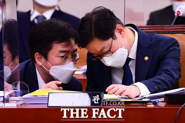 박범계 법무부 장관이 지난 18일 오전 서울 여의도 국회에서 열린 법제사법위원회 전체회의에 출석해 관계자와 귀엣말을 나누고 있다./더팩트DB