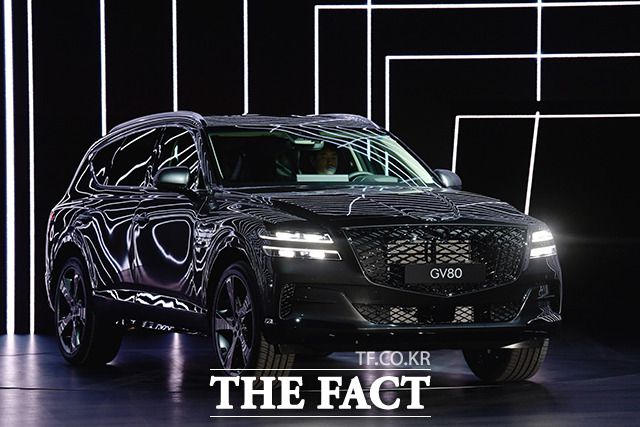 미국 골프 선수 타이거 우즈가 23일(현지시간) 제네시스 브랜드의 첫 번째 SUV 'GV80'을 운전하다 차량이 전복되는 사고를 당한 가운데 현지 언론 등을 통해 당시 사고 차량이 공개되면서 인터넷 커뮤니티 사이트 게시판과 SNS 등에서 GV80의 안전성과 관련, 누리꾼들의 관심이 집중됐다. /더팩트 DB
