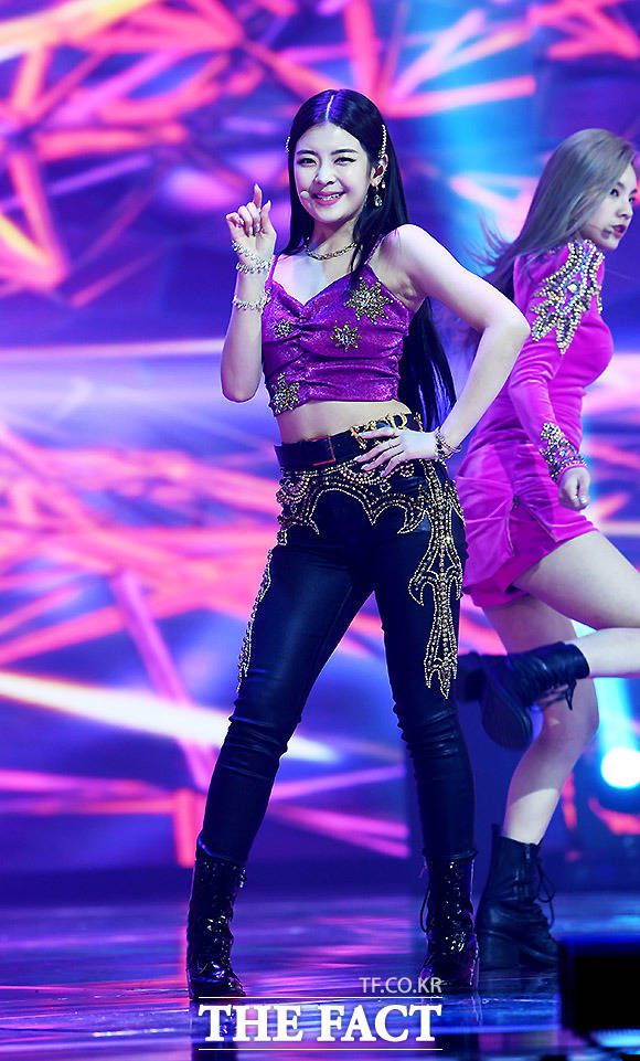 ITZY 멤버 리아가 학폭 의혹을 받는 가운데 소속사가 허위사실이라며 법적 대응을 예고했다. 사진은 지난해 '2020 더팩트 뮤직 어워즈' 무대에 선 모습. /이효균 기자