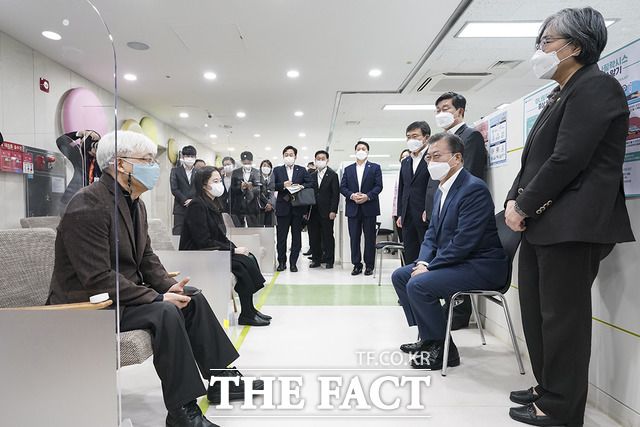 문재인 대통령이 마포구 보건소에서 백신 접종을 처음으로 맞은 김윤태 넥슨어린이재활병원장과 대화를 나누는 모습. /청와대 제공