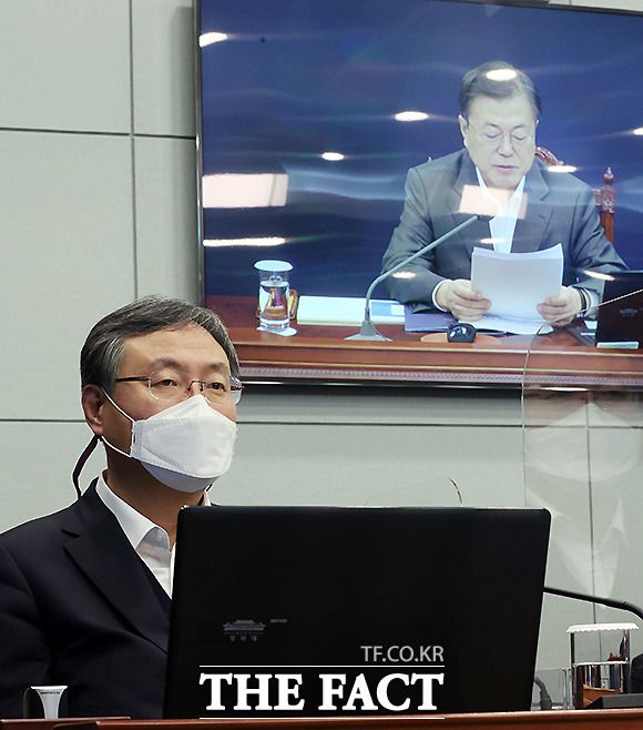 지난 22일 신현수 민정수석이 청와대에서 열린 수석·보좌관 회의에 참석해 문재인 대통령의 발언을 듣는 모습. /뉴시스