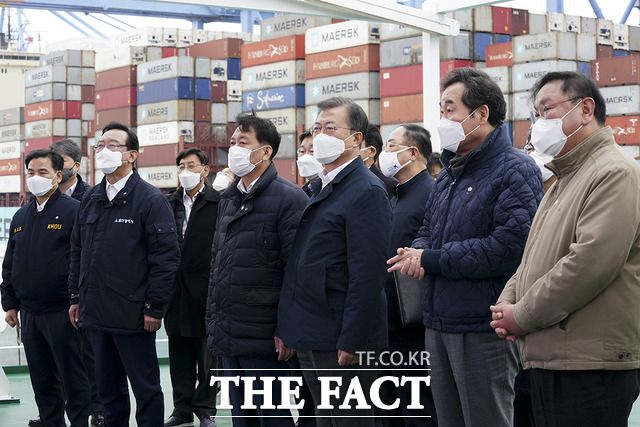 문재인 대통령이 지난 25일 한국판 뉴딜의 핵심인 동남권 메가시티 구축 추진 상황을 점검하고 가덕도 신공항 건설 추진 상황을 보고 받으면서 야권으로부터 '선거 개입' 비판을 받고 있다. 지난 25일 문 대통령과 민주당 지도부가 부산신항 다목적부두에 위치한 해양대학교 실습선 한나라호에 마련된 보고회장에서 열린 '동남권 메가시티 구축 전략 보고'를 듣는 모습. /청와대 제공