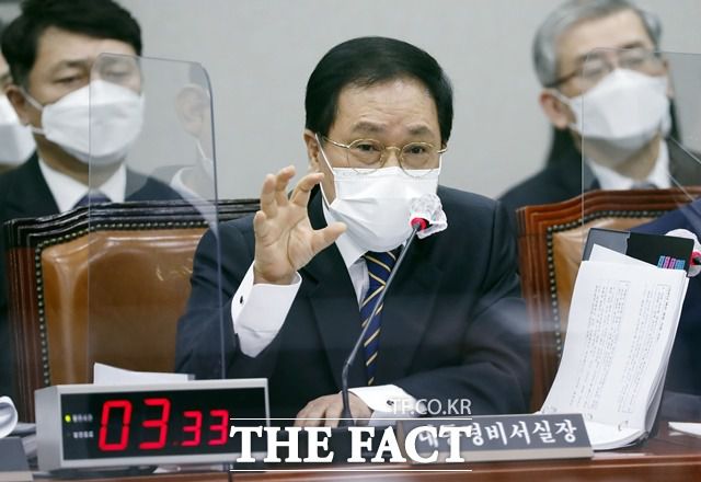 신현수 청와대 민정수석 사의 논란이 좀처럼 가라앉지 않고 있다. 청와대는 신 수석 사의 문제가 일단락됐다고 했지만, 유영민(사진) 대통령 비서실장이 지난 24일 국회 운영위원회에 참석해 "조만간 문 대통령이 결론을 내릴 것"이라고 밝혀 여진이 이어지고 있다. 지난 24일 국회 운영위에 출석해 답변하는 유 비서실장. /국회사진취재단