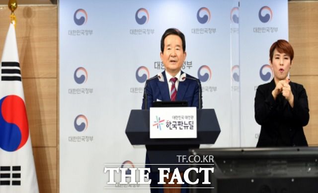 정세균 국무총리는 지난 25일 직접 브리핑에 나서면서 코로나19 백신과 관련해 "백신을 오매불망 기다려온 세균은 제가 처음이 아닐까 생각된다"고 밝혀 취재진으로부터 "센스 있다"는 평가를 받았다. /국무총리실 제공