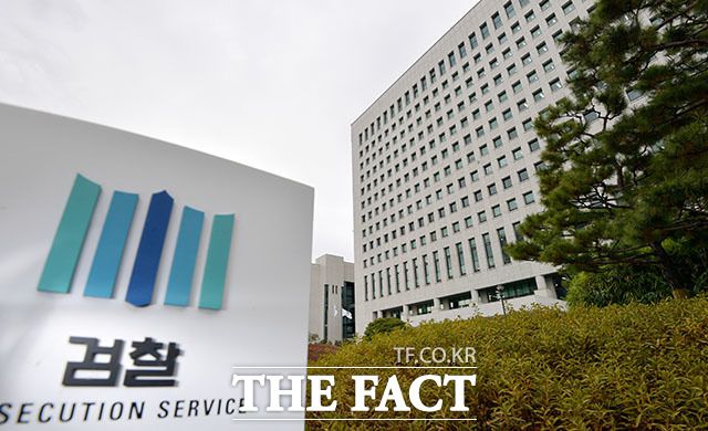법조계에 따르면 대검은 중대범죄수사처 설치 등에 대한 검사들의 의견을 모아달라며 지난달 25일 일선 검찰청에 공문을 보냈다. 국회 법제사법위원회가 법무부에 의견조회를 요청한 데 따른 것이다. /이덕인 기자