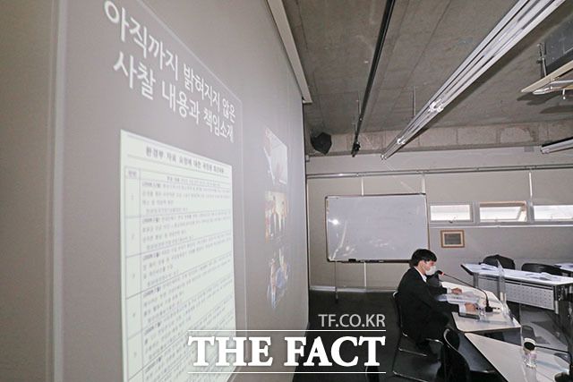 김종원 환경운동연합 활동가가 3일 오전 서울 종로구 참여연대에서 열린 '국정원 불법사찰 정보공개 및 진상규명을 위한 긴급 토론회'에서 4대강 사업 반대 단체 및 민간인에 대한 국정원 불법사찰 관련 피해사례를 발표하고 있다. /뉴시스