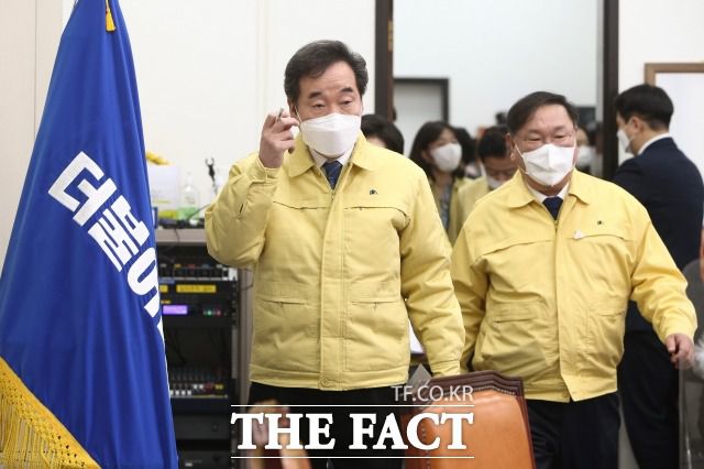 더불어민주당이 2일 중수청 설치를 골자로 하는 검찰개혁을 차분하게 진행한다는 기조를 확인했다. 이낙연(왼쪽) 대표와 김태년 원내대표. /남윤호 기자