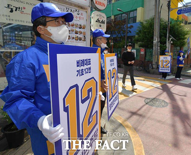김 후보가 국회의원직을 사퇴하면 김의겸 전 청와대 대변인이 의원직을 승계한다. 지난해 4월 14일 오전 서울 마포구 공덕오거리 일대에서 유권자들에게 지지를 호소하고 있는 열린민주당 김의겸(왼쪽) 후보. /이덕인 기자