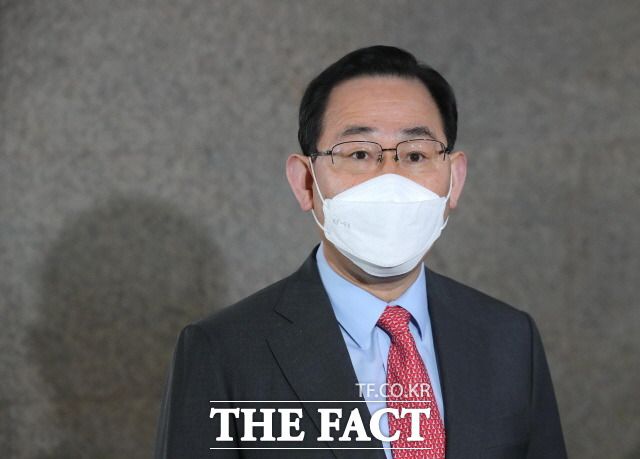 야당은 윤 총장 발언에 대해 "정치적 행보가 아니다"라며 옹호했다. 3일 국회 원내대표실 앞에서 취재진 질문에 답하고 있는 주호영 국민의힘 원내대표. /국회사진취재단