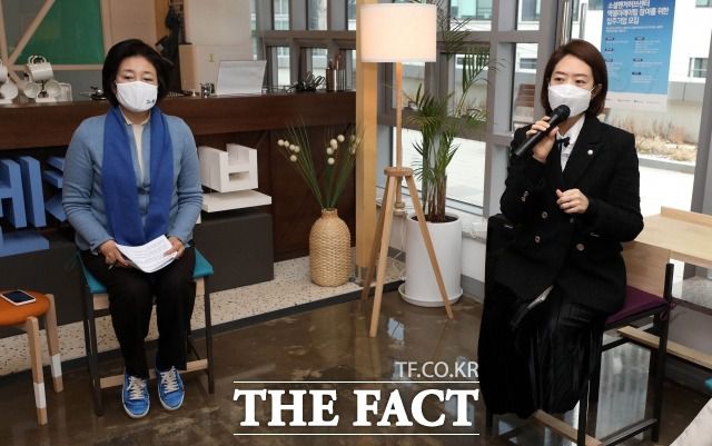 고민정 더불어민주당 의원이 박영선 서울시장 예비후보 캠프 대변인 임명 소감을 밝히며 박 후보에 대해 "어미사자"라고 추켜세웠다. 지난 2월 25일 박 후보와 함께 서울 강남구 소셜벤처허브센터를 방문해 입주사 대표들과 간담회를 갖고 인사말을 하고 있는 고 의원(오른쪽). /국회사진취재단