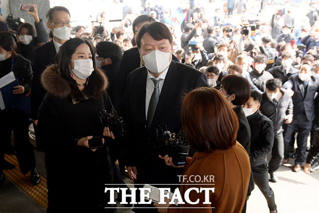 윤석열 검찰총장의 향후 행보에도 정치권 관심이 쏠린다. 3일 오후 대구광역시 수성구 대구고등·지방검찰청을 방문해 취재진의 질문에 답하고 있는 윤 총장. /대구=이선화 기자