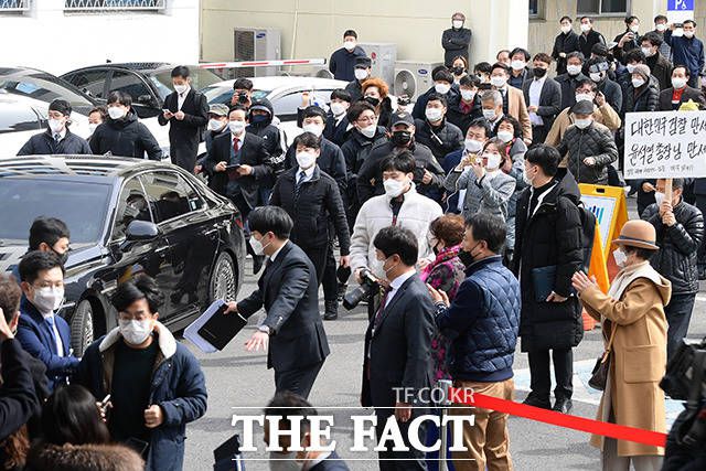 3일 오후 2시 대구광역시 수성구 대구고등·지방검찰청을 방문한 윤석열 검찰총장의 차량을 뒤따르는 지지자들 모습. /이선화 기자