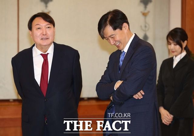 2019년 7월 25일 윤석열(왼쪽) 검찰총장이 청와대 본관에서 검찰총장 임명장 수여식 시작을 기다리며 조국 당시 민정수석과 대화하는 모습. 맨 오른쪽에 윤 총장의 배우자 김건희 씨의 모습도 보인다. /뉴시스