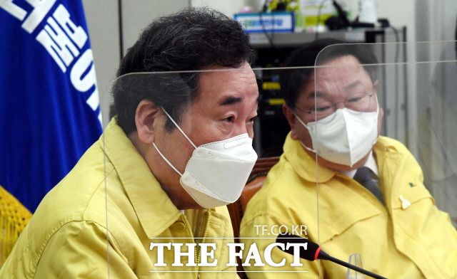 더불어민주당이 중대범죄수사청에 반대하는 윤석열 검찰총장의 작심 발언에도 3일 신중 대응 기조를 유지했다. 이날 최고위원회의에서 발언하는 이낙연 민주당 대표(왼쪽). /국회사진취재단