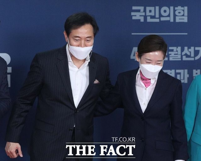 국민의힘 서울시장 후보 경선에서 오세훈 후보가 최종 승리하면서 유력한 경쟁자였던 나경원 전 의원의 반응에 관심이 몰리기도 했다. 지난 4일 국민의힘 서울·부산시장 후보 경선 결과 발표회에서 오 후보와 나 전 의원이 인사하고 있다. /남윤호 기자