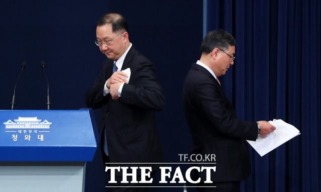 문 대통령은 윤 총장 사의를 수용한 후에 신현수 민정수석의 사표를 수리했다. 지난 4일 취임 인사말을 하기 위해 단상에 올라가는 김진국 신임 민정수석(왼쪽)과 사표 제출 2주 만에 청와대를 떠나게 된 신현수 전 수석./뉴시스