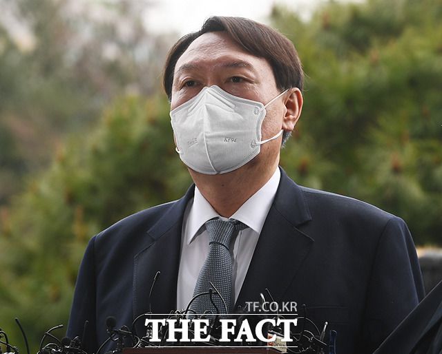 윤석열 검찰총장은 지난 4일 전격 사의를 표명했다. 문재인 대통령은 윤 총장의 사의를 수용하고 신현수 민정수석의 사표도 수리했다. 윤 총장 사표는 다음날인 5일 수리됐다. /이동률 기자