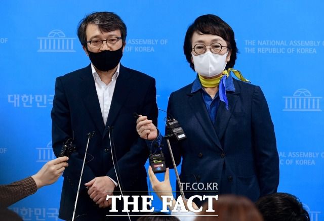 지난 3일 김진애 열린민주당 서울시장 예비후보가 의원직 사퇴를 선언하면서 그 배경에 관심이 몰렸다. 김 의원과 승계예정자인 김의겸 전 청와대 대변인이 취재진의 질문에 답하고 있다. /남윤호 기자