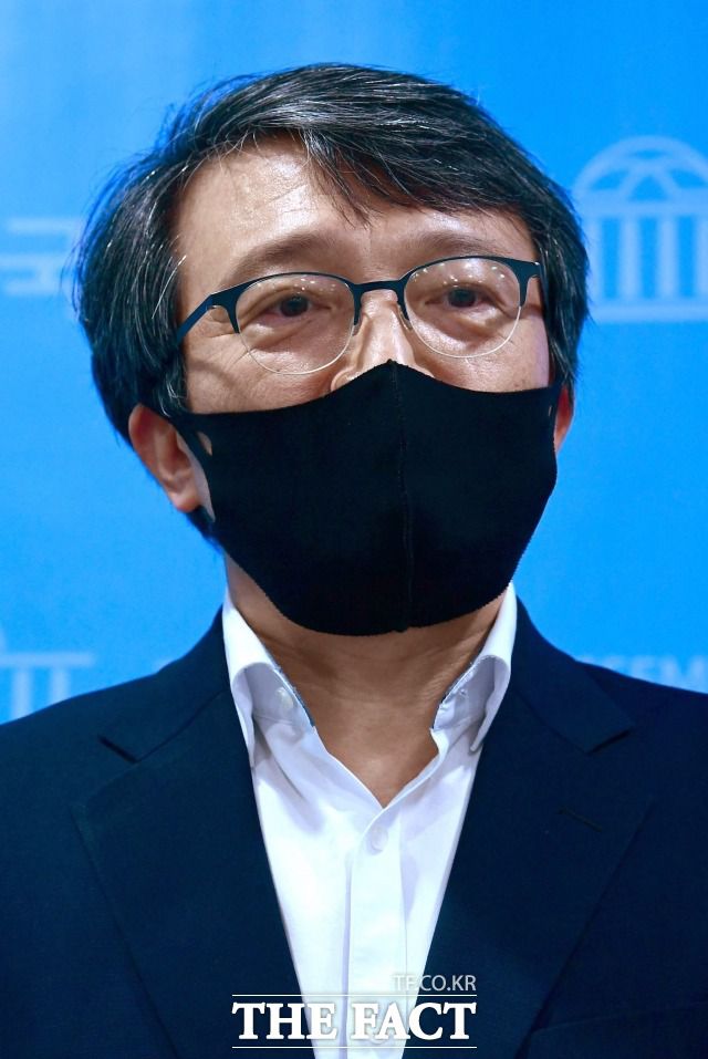 지난 3일 국회 소통관에서 기자회견을 가진 뒤 취재진의 질문에 답하는 김 전 대변인. /남윤호 기자