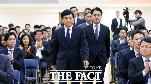 이성윤 서울중앙지검장이 차기 검찰총장 후보로 거론된다. 사진은 이 지검장이 제61대 검사장 취임식에 참석하는 모습. /뉴시스