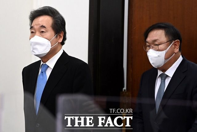 더불어민주당이 사퇴한 윤석열 전 검찰총장에게 맹공을 퍼붓고 있다. 최근 윤 전 검찰총장이 언론 인터뷰를 통해 중대범죄수사청 설치를 강도 높게 비판했을 때 절제된 반응을 보였던 모습과 180도 달라졌다. 사진은 민주당 이낙연(왼쪽) 대표와 김태년 원내대표. /남윤호 기자