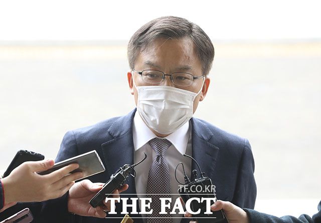 조남관 대검찰청 차장검사가 지난 22일 오전 경기 과천 법무부 청사에서 열린 검찰 중간 간부 인사를 심의하는 검찰인사위원회에 참석하며 취재진의 질문에 답하고 있다. /뉴시스