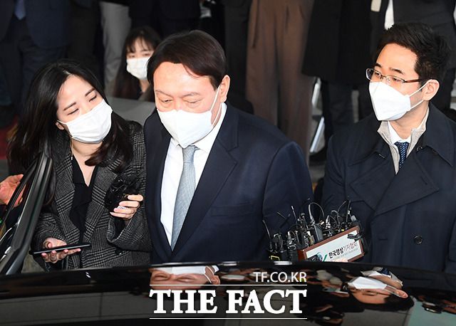 민주당이 윤석열 검찰총장의 정계 입문 가능성에 촉각을 세우고 있는 모양새다. 윤 전 총장은 최근 중대범죄수사청 설치 문제를 두고 여권과 대립해오다 4일 오후 전격 사의를 표명했다.사진은 윤 전 총장이 4일 오후 서울 서초구 대검찰청을 나서는 모습. /이동률 기자